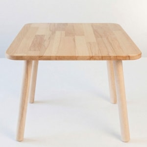 Peut inclure: Petite table en bois clair avec un plateau rectangulaire et quatre pieds arrondis. La table est en bois clair et a une finition naturelle. La table mesure environ 61 cm de long, 46 cm de large et 41 cm de haut.