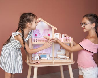 L'ensemble comprend une maison de poupée avec des meubles, un cottage, une maison de poupée américaine, une maison de poupée meublée assemblée, une maison de poupée finie