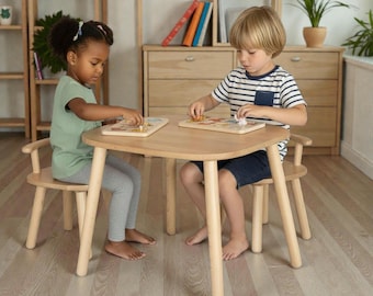 Gladde en zorgvuldig gepolijste tafel en stoelen, afgeronde hoeken, plasticvrije montessorimeubels