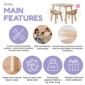 K&ouml;nnte beinhalten: Ein helles Kinder-Tisch- und Stuhl-Set aus Holz. Der Tisch hat abgerundete Kanten und wird von zwei kleinen St&uuml;hlen mit Armlehnen begleitet. Das Bild zeigt auch die wichtigsten Merkmale des Produkts.