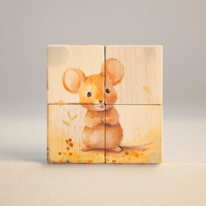 Könnte beinhalten: Ein Holzblockpuzzle mit einer niedlichen Cartoon-Maus-Illustration. Die Maus ist braun und weiß mit großen Ohren und einem Lächeln. Das Puzzle besteht aus vier Blöcken, die zusammenpassen, um das vollständige Bild zu erstellen.