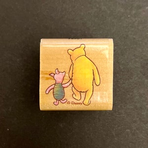 Nuevo en caja, Mini Classic Winnie the Pooh Piglet Friends All Night Media 6304 Sello de goma de madera con juego de tinta, 1,25"x1,25", 1996