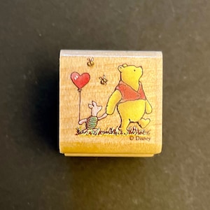 Nuevo en caja, Mini Classic Winnie the Pooh Piglet Heart Balloon All Night Media 6301 Sello de goma de madera con juego de tinta, 1,25"x1,25", 1996