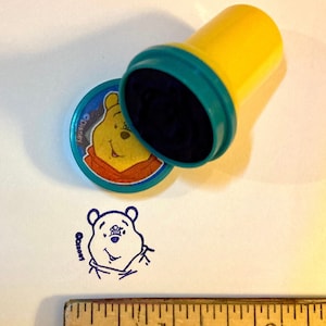 Disney Winnie the Pooh Bee Self-Inking Stamp, sello de 1" con mango de 1"