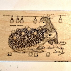 NUOVO timbro di gomma in legno Stampendous HMP128 House Mouse Holiday Hedgehog 2006, 3 "x4.5"