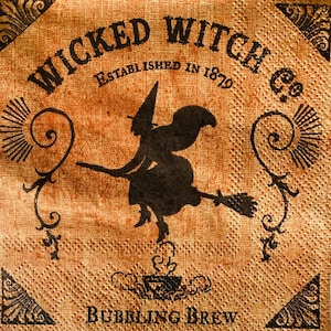 Puede incluir: Una ilustración de estilo vintage de una bruja volando en una escoba con el texto "Wicked Witch Co. Established in 1879" y "Bubbling Brew" sobre un fondo marrón.
