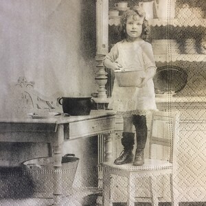 3 Decoupage Servietten, Sagen Vintage Little Girl Chef in Kitchen, 33 x 30 cm aufgeklappt