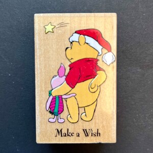 All Night Media 199-F04 Disney Winnie the Pooh Piglet Christmas Make a Wish Sello de goma de madera, 1.5" x 2.5", usado