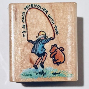 All Night Media 729E Classic Winnie the Pooh Christopher Robin Es mucho más amigable con dos sellos de goma de madera, 1 3/4" x 2" usados