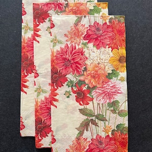 3 Servietten mit schönen Dahlienblüten, 40 x 33 cm, entfaltet