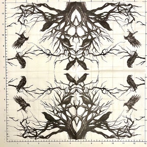 Puede incluir: Una ilustraci&oacute;n en blanco y negro de un &aacute;rbol con ramas desnudas y cuervos posados en las ramas. El &aacute;rbol es sim&eacute;trico y tiene un dise&ntilde;o oscuro e intrincado. El fondo es blanco.