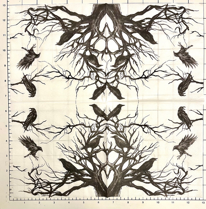Puede incluir: Una ilustraci&oacute;n en blanco y negro de un &aacute;rbol con ramas desnudas y cuervos posados en las ramas. El &aacute;rbol es sim&eacute;trico y tiene un dise&ntilde;o oscuro e intrincado. El fondo es blanco.
