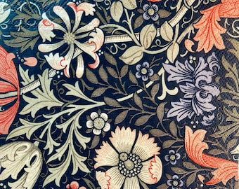 Op de afbeelding: Een vintage bloemenpatroon met een donkerblauwe achtergrond, met roze, witte en groene bloemen. Het patroon doet denken aan een behang of stoffen ontwerp.