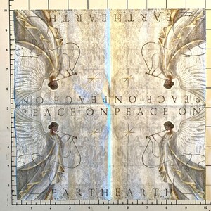K&ouml;nnte beinhalten: Eine wei&szlig;e Papierserviette mit einem Vintage-Design, das zwei Engel zeigt, die Musikinstrumente spielen. Der Text "Peace on Earth" wird viermal auf der Serviette wiederholt.