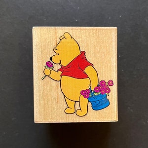 Disney All Night Media 199-E05 Sello de madera montado en canasta de flores de Winnie-the-Pooh Pooh, 1.5" x 2", usado