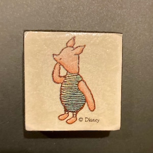 Vintage pequeño clásico Piglet Winnie the Pooh Hunny All Night Media #6172C Sello de espuma, 1" x 1"