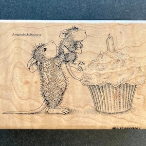 Stampendous HMP152 Anniversaire Cupcake House Mouse, Amanda Monica Tampon en caoutchouc en bois 2004, 7,6 x 11,4 cm