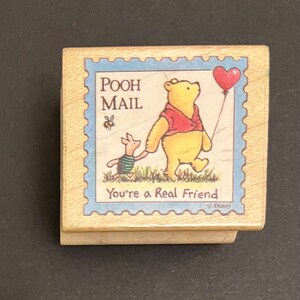 Sello de goma de madera usado All Night Media 706E con el clásico sello de correo de Winnie the Pooh Piglet "Un verdadero amigo"