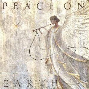 K&ouml;nnte beinhalten: Ein wei&szlig;er Engel mit Fl&uuml;geln spielt eine goldene Trompete. Der Engel ist von einem wei&szlig;en und goldenen Hintergrund mit den Worten "PEACE ON EARTH" in schwarzen Buchstaben umgeben.