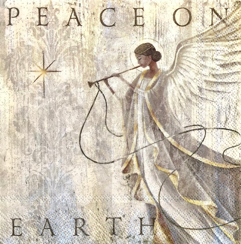 K&ouml;nnte beinhalten: Ein wei&szlig;er Engel mit Fl&uuml;geln spielt eine goldene Trompete. Der Engel ist von einem wei&szlig;en und goldenen Hintergrund mit den Worten "PEACE ON EARTH" in schwarzen Buchstaben umgeben.