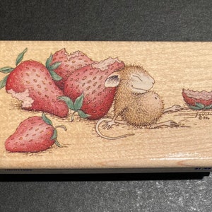 Tampon en caoutchouc en bois HMIR1002 Souris domestique Mudpie dormant avec des fraises, 2003