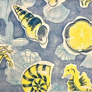 3 servilletas de decoupage vintage, conchas marinas azules de acuarela dibujando conchas amarillas, 13" x 13" desplegadas