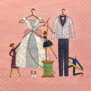 Puede incluir: Una servilleta rosa con un diseño bordado de un vestido de novia y un traje en perchas, con figuras midiendo y cosiendo. Una bobina de hilo verde está en el centro de la imagen.