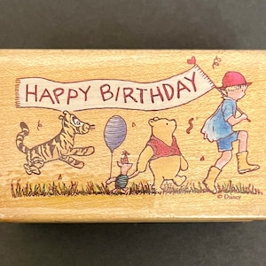 All Night Media 732F Disney Classic Winnie the Pooh Happy Birthday Banner Sello de goma montado en madera, usado