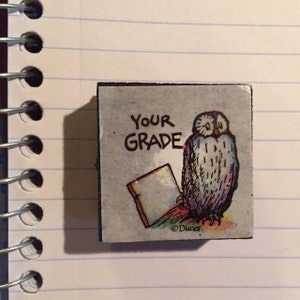 All Night Media Classic Winnie the Pooh at School Owl Sello montado en espuma "Your Grade", 1,75" x 1,75" usado