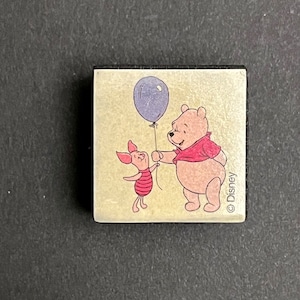 NUEVO Globo pequeño Winnie the Pooh Piglet 100 Acre Pals All Night Media #6185CH Sello de goma montado en espuma, 1"x1"