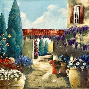 Könnte beinhalten: Ein Gemälde eines Innenhofs mit einem Steinweg, der zu einem mit lila Glyzinien bewachsenen Torbogen führt. Auf beiden Seiten des Weges stehen Topfpflanzen mit weißen und lila Blüten. Der Innenhof ist von einer Steinmauer mit einem Fenster und einem roten Ziegeldach umgeben.