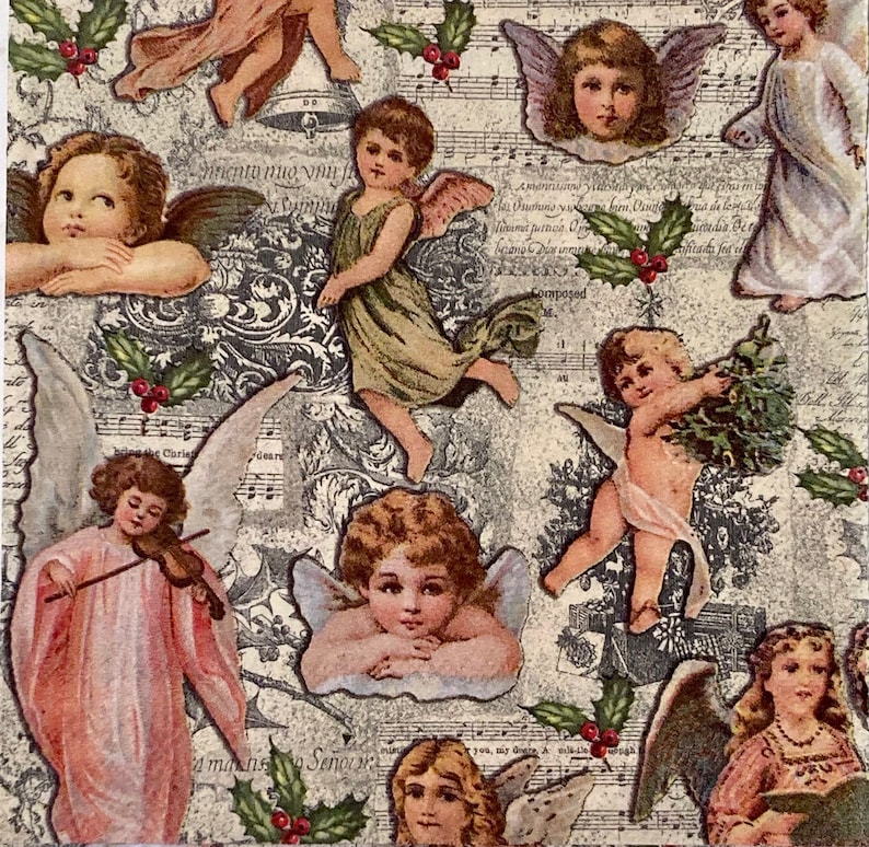 Puede incluir: Un papel de regalo navide&ntilde;o de estilo vintage con un patr&oacute;n repetitivo de querubines con alas, ramas de acebo y notas musicales. El papel es de color crema con un aspecto desgastado y presenta una variedad de querubines en diferentes poses.