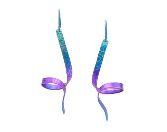 Pendientes colgantes con lazo de titanio anodizado