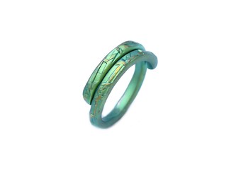 Anillo de cinta de titanio anodizado