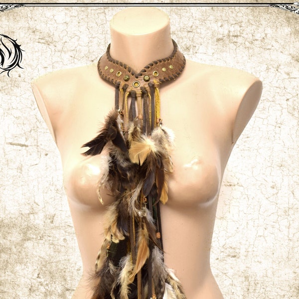 Ras de cou tribal en plumes, écharpe à franges viking, hausse-col de guerrier, tour de cou indigène, collier en cuir ethnique, écharpe nordique, collier plastron païen, fantaisie