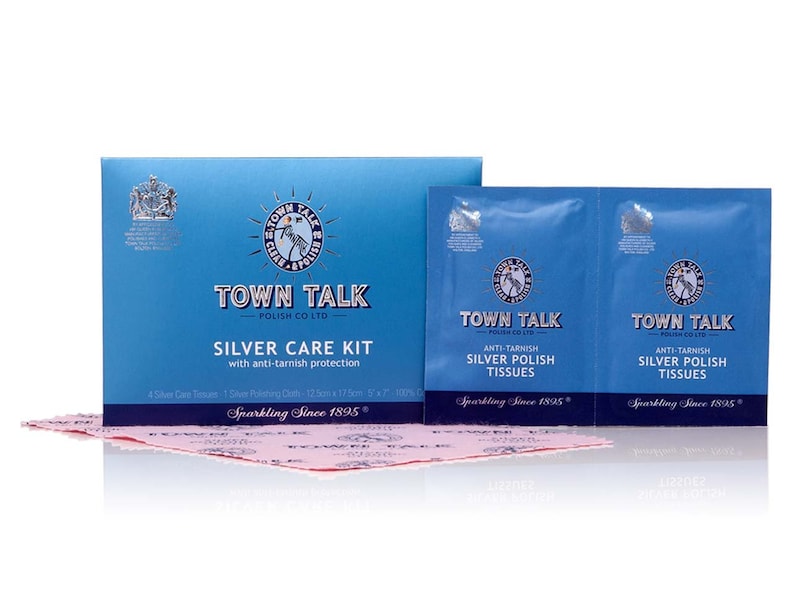 K&ouml;nnte beinhalten: Eine blaue Box mit dem Text "Town Talk Silver Care Kit with anti-tarnish protection" und dem Text "Sparkling Since 1895". Die Box enth&auml;lt zwei blaue P&auml;ckchen mit dem Text "Town Talk Anti-Tarnish Silver Polish Tissues" und dem Text "Sparkling Since 1895".