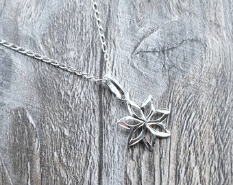 Collar con colgante de lirio de plata de ley: Joyería floral