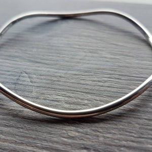 Massiver sanft gewellter Armreif aus Sterlingsilber, hochglanzpoliert
