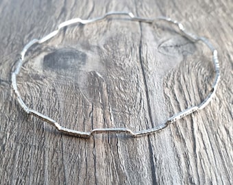 Leichter Armreif aus massivem Sterlingsilber, gehämmert und gehämmert