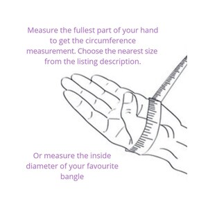K&ouml;nnte beinhalten: Diagramm, das zeigt, wie man sein Handgelenk f&uuml;r ein Armreif misst. Messen Sie den vollsten Teil Ihrer Hand, um den Umfang zu erhalten. Oder messen Sie den Innendurchmesser Ihres Lieblingsarmreifs.