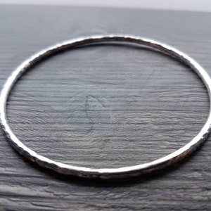 Armreif aus Sterlingsilber 2,5 mm, mit gehämmertem Finish, massiv und recyceltem Silber