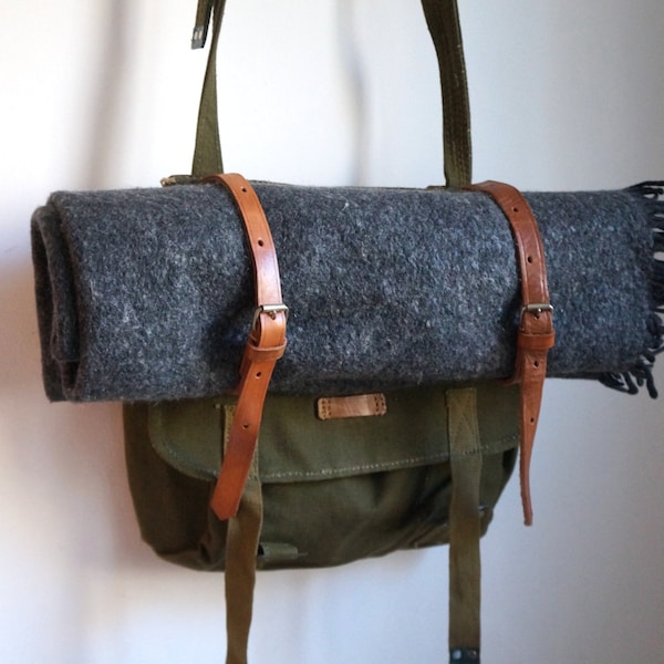 Portador de cuero para manta de picnic, estera de yoga, hecho de correas militares vintage reutilizadas, cuero genuino bronceado, senderismo, accesorios de camping