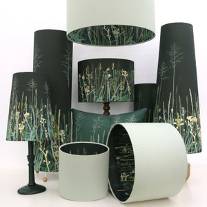 K&ouml;nnte beinhalten: Eine Sammlung von Lampenschirmen mit einem gr&uuml;n-wei&szlig;en Blumenmuster. Die Lampenschirme sind aus Stoff und haben verschiedene Formen und Gr&ouml;&szlig;en.