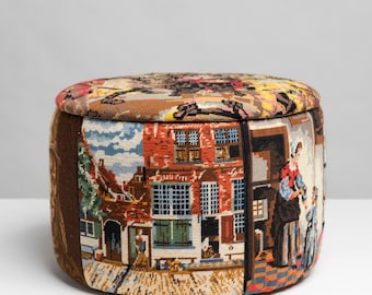 Kunstpoef bekleed met borduurwerken van oude meesters:  Rembrandt, Vermeer, Voetenbankje, naaipoef, vintagepoef, poef