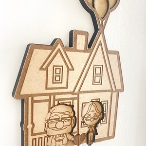 Portachiavi di casa UP. Portachiavi del film UP. Carl ed Ellie. Legno DM. immagine 3