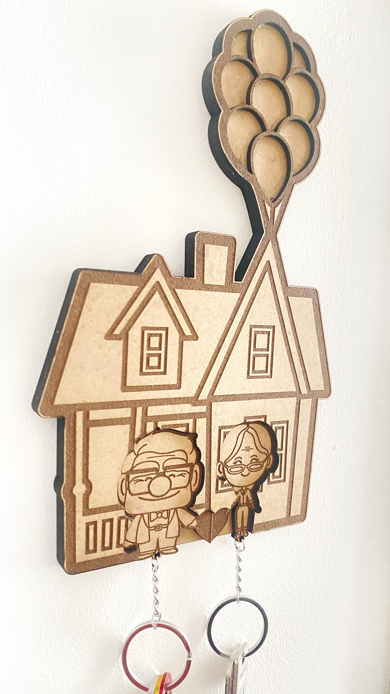 Portachiavi di casa UP. Portachiavi del film UP. Carl ed Ellie. Legno DM. immagine 3