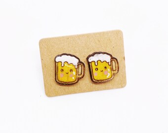 Orecchini di birra Kawaii - Orecchino di legno - Taglio laser - Divertente boccale di birra - dipinto a mano - Orecchini a bottone