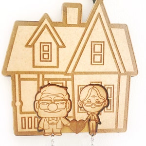 Portachiavi di casa UP. Portachiavi del film UP. Carl ed Ellie. Legno DM. immagine 4