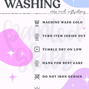 K&ouml;nnte beinhalten: Eine Grafik mit Waschanweisungen. Der Text lautet "WASHING care and instructions". Anweisungen umfassen Maschinenw&auml;sche kalt, Artikel auf links drehen, im Trockner bei niedriger Temperatur trocknen, zum besten Ergebnis aufh&auml;ngen, Design nicht b&uuml;geln und keine Bleiche verwenden.
