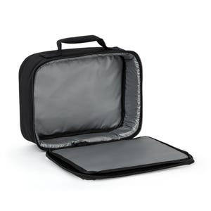 K&ouml;nnte beinhalten: Eine schwarze, rechteckige Lunchtasche mit einem Tragegriff an der Oberseite und einem Rei&szlig;verschluss. Das Innere ist mit einem glatten, silberfarbenen Isoliermaterial ausgekleidet. Die Tasche ist ge&ouml;ffnet dargestellt und zeigt das ger&auml;umige Hauptfach.